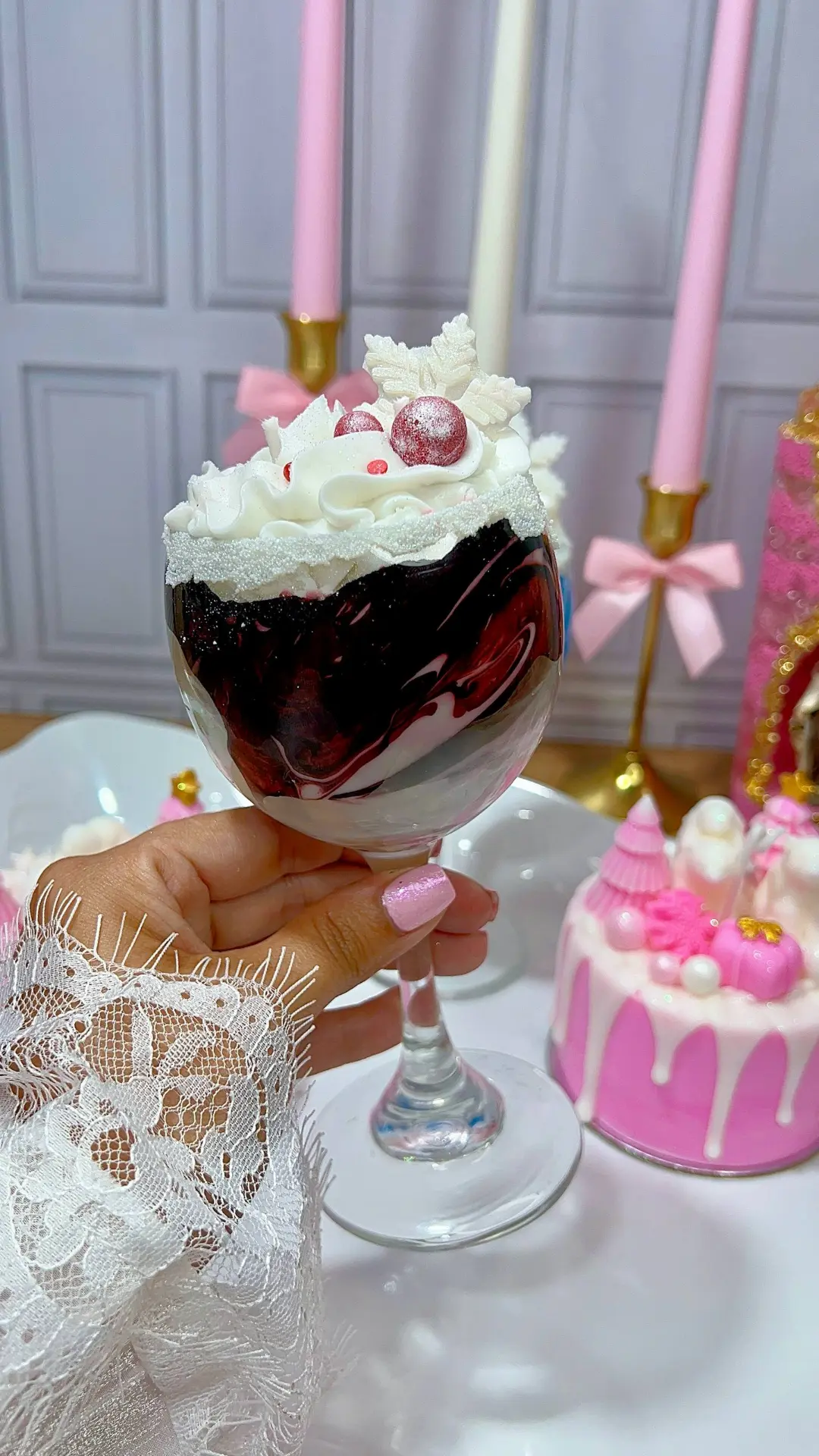 Vela decorativa en copa, estilo postre