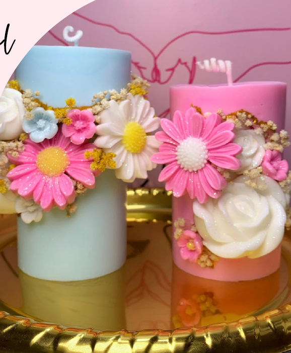 Velas decorativas con flores en tonos rosa y azul